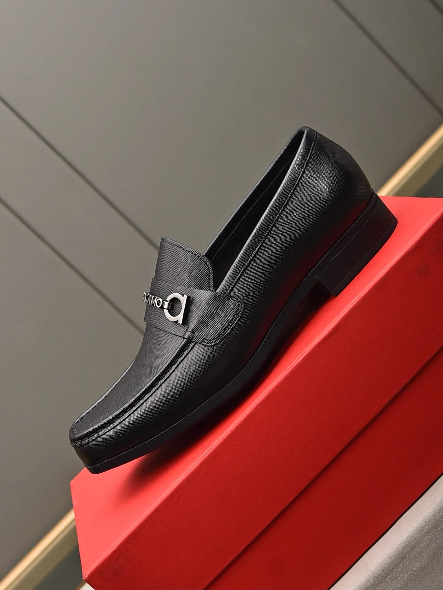 Men's shoes 💰: 460 [Original running volume and quality] Brand: Ferragamo (Ferragamo) Size: Men's size 38/44 (45 can be customized) Grade: Same style as the official website High-end quality men's shoes Material: Original first-layer calfskin Water-dyed cowhide lining Original outsole Style categories: Men's fashion formal business casual leather shoes Slip-on men's high-top series Young fashion European and American trends British style Casual matching Comfortable on the feet